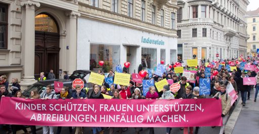 Vorschau Bild von Über 500 Teilnehmer beim Marsch fürs Leben in Wien
auf die Straßen, um für den Schutz von ungeborenen Kindern und
bessere Unterstützung in Konfliktschwangerschaften einzutreten.