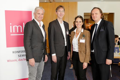 Neben Moderator Mag. Wolfgang Maierhofer (MedMedia Verlag):
Wolfgang Kienreich (Know-Center GmbH), Dr. Irene Fialka (INiTS –
Universitäres Gründerservice Wien GmbH), Sascha Mundstein BA, MA,
MBA (Pfizer Mobile and Emerging Technologies) v.l.n.r.