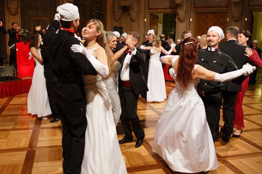  Die Tanzschule Dance 4 fun eröffnete den
Traditionsball der Wiener Rauchfangkehrer.