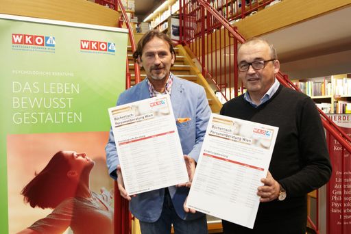  https://www.apa-fotoservice.at/galerie/11222 Im
Bild v.l.n.r.: Fachgruppenobmann Harald Haris G. Janisch, Gerhard
Zach (Buchhandlung Herder)