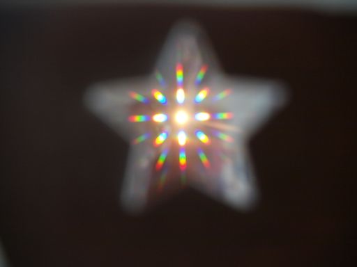  Lichter in Sternform bei Blick durch selbst gebaute
Regenbogenbrille