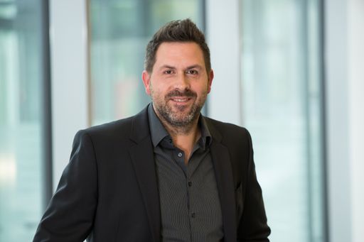 Thomas Heinzmann, Bereichsleiter Business
Intelligence der NAVAX Unternehmensgruppe: „Die Gold Kompetenz im
Bereich Data Analytics bestätigt uns, dass wir nicht nur das
Know-how für die Auswertung und Aufbereitung von umfassenden
Datenmengen haben, sondern dass wir gerade in kritischen Dingen, wie
dem Aufbau einer Datawarehouse Lösung, über qualifizierte Expertise
verfügen."