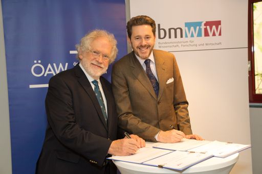 Vorschau Bild von Anton Zeilinger (li.), Präsident der
Österreichischen Akademie der Wissenschaften (ÖAW), und Harald
Mahrer (re.), Bundesminister für Wissenschaft, Forschung und
Wirtschaft bei der Unterzeichnung der Leistungsvereinbarung für die
Jahre 2018-2020.
