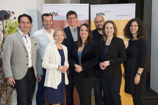 https://www.apa-fotoservice.at/galerie/11455/
PR-Spezialisten diskutierten auf Einladung von APA-DeFacto und
APA-OTS das Potenzial digitaler Kommunikation, v.l.n.r.: Patrick
Lenhart (Österreichische Fußball-Bundesliga), Gerhard Kürner
(Lunik2), Martina Wiesenbauer-Vrublovsky (APA-OTS), Klemens Ganner
(APA-DeFacto), Astrid Salmhofer (Wien Energie), Yussi Pick (Pick &
Barth Digital Strategies), Julia Wippersberg (Moderation), Andrea
Schönleben (meinungsraum.at).