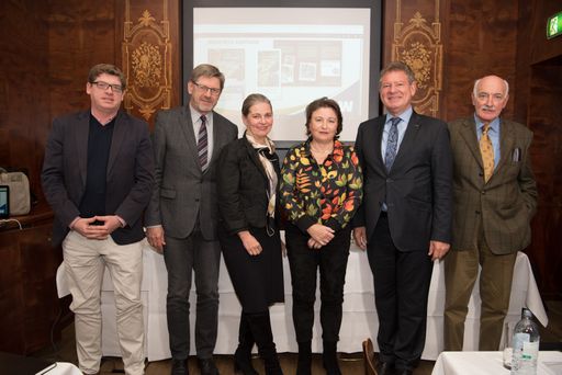 Im Bild (v.l.n.r.): Mario Haller (Managing Director
Austria - Eli Lilly) und die Podiumsgäste der Pressekonferenz
"Psoriasis - Therapieziele im Wandel: gemeinsam mehr erreichen": Dr.
Erwin Rebhandl (Präsident von AM PLUS - Initiative für
Allgemeinmedizin und Gesundheit), Dr. Ulrike Mursch-Edlmayr
(Präsidentin der Österreichischen Apothekerkammer), Prim.
Univ.-Prof. Dr. Beatrix Volc-Platzer (Abteilungsvorstand,
Dermatologische Abteilung, Sozialmedizinisches Zentrum Ost -
Donauspital), Dr. Johannes Neuhofer (Präsident des Berufsverbandes
österreichischer Dermatologen) und Dr. Gerhard Hoch
(stellvertretender Obmann der PSO Austria)