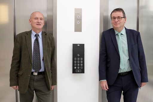 Dipl.-Ing. Herbert Pölzl (l), Amt der NÖ Landesregierung und Ing.
Thomas Maldet, TÜV AUSTRIA Aufzugstechnik, gaben am TÜV AUSTRIA
Campus eine Pressekonferenz zur Änderung der NÖ Aufzugsordnung 2016
& NÖ Aufzugstechnikverordnung 2017. Die Experten raten
Hauseigentümern und Hausverwaltungen, die Evaluierung bereits vor
Ablauf der jeweiligen Frist durchführen zu lassen.
http://www.tuv.at/aufzug