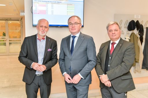 v.l.n.r.: NÖ Patientenanwalt Dr. Gerald Bachinger,
LH-Stellvertreter Dr. Stephan Pernkopf und Stv. Medizinischer
Geschäftsführer der NÖ Landeskliniken-Holding Dr. Markus Klamminger
vor dem Wartezeitenmonitor im Universitätsklinikum St. Pölten