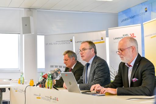 Vorschau Bild von v.l.n.r.: Stv. Medizinischer Geschäftsführer der NÖ
Landeskliniken-Holding Dr. Markus Klamminger, LH-Stellvertreter Dr.
Stephan Pernkopf und NÖ Patientenanwalt Dr. Gerald Bachinger bei der
Präsentation der Ergebnisse der Patientenbefragung 2017