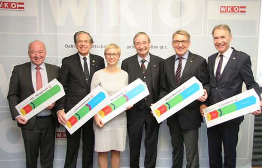  WKÖ-Präsident Christoph Leitl und fünf
LandeskammerpräsidentInnen präsentieren das neue Bildungsprojekt
„100 Bildungspfade“