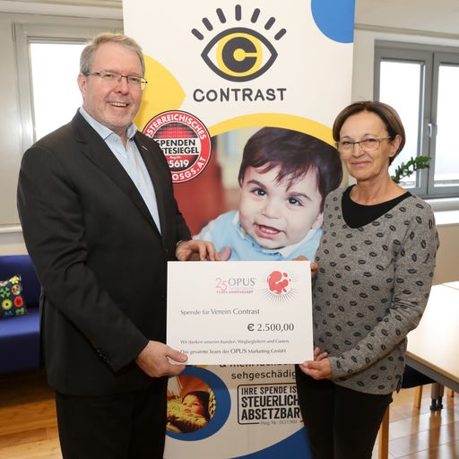  Scheckübergabe an Contrast am 29.11.: links Erik Kastner,
Geschäftsführer OPUS Marketing GmbH, rechts Hildegard Mayer, Obfrau
und Gesamtleitung Verein Contrast