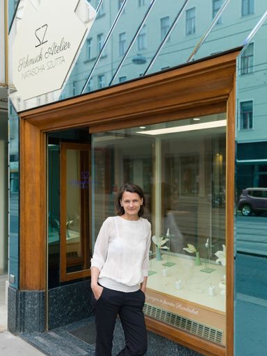 Vorschau Bild von Natascha Szutta vor ihrem Schmuck Atelier in der Alserstraße 37,
1080 Wien