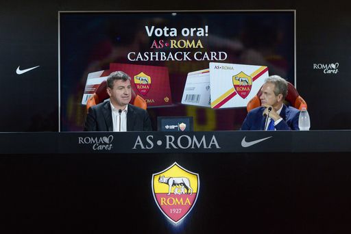  Edoardo Moretti (links), Geschäftsführer von Lyoness Italien, und
Guido Fiesta, Strategy & Media Director AS Roma, präsentieren das AS
Roma Cashback Programm.