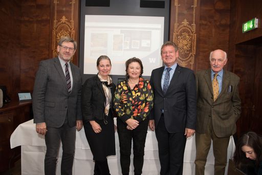 v.l.n.r.: Dr. Erwin Rebhandl (AM PLUS), Dr. Ulrike
Mursch-Edlmayr (Österreichische Apothekerkammer), Prim. Univ.-Prof.
Dr. Beatrix Volc-Platzer (SMZ Ost - Donauspital), Dr. Johannes
Neuhofer (Berufsverband österreichischer Dermatologen), Dr. Gerhard
Hoch (PSO Austria)