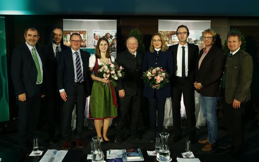 https://www.apa-fotoservice.at/galerie/11202 von
links DI Sepp Plank (Präsident Biomasseverband Österreich,
Generalsekretär), Mag. Dr. Jürgen Schneider (Bereichsleiter und
Prokurist UBA), DI Dr. Rudolf Freidhager (Vorstand der
Österreichischen Bundesforste AG), Theresa Rettenwender (Siegerin
Jugen-Redewettbewerb Stmk. und Silber im Bundesjugendwettbewerb
2017), Hermann Schultes (Präsident LK Österreich), Prof. Dr. Claudia
Kemfert (Leiterin der Abtlg. Energie, Verkehr und Umwelt am
Deutschen Institut für Wirtschaftsförderung), Moderator Christian
Metschnina (LK-Steiermark), Mag. Jakob Edler (Geschäftsführer
Bioenergie) und Franz Titschenbacher (Präsident LK Steiermark)
während der Veranstaltung \"Wer Ökostrom abdreht, dreht Atomstrom
auf!\"