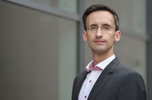 Vorschau Bild von Wolfgang Fröhlich aus der ANECON Geschäftsleitung
diskutierte mit seinen geladenen Gästen sowohl Nutzen als auch
Risiken der Blockchain-Technologie.