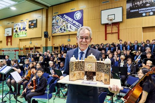 Vorschau Bild von Bundespräsident Dr. Alexander Van der Bellen mit
dem Insektenhotel-Geschenk der SchülerInnen