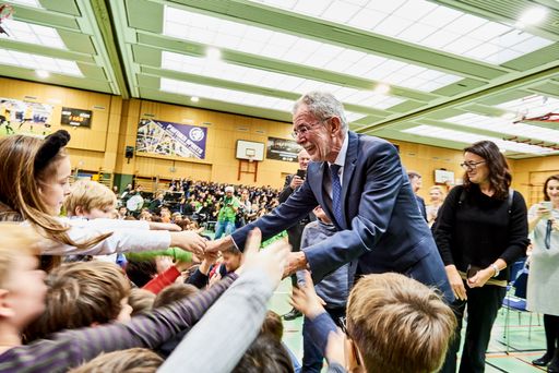 Vorschau Bild von Bundespräsident Dr. Van der Bellen inmitten
begeisterter SchülerInnen