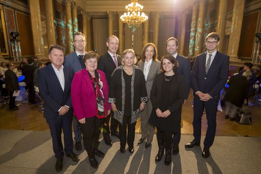 http://www.apa-fotoservice.at/galerie/10418 Im
Bild: Herbert Depner (Botschafter Erwachsenenbildung), SC Elmar
Pichl (BMWFW), Gisela Gutjahr (Botschafterin Schulbildung), Jörg
Wojahn (Vertretung der EK in Österreich), Elisabeth Schmid
(Botschafterin Berufsbildung), Sonja Hammerschmid (BMB), Marlene
Grabner (Botschafterin Hochschulbildung), Stefan Zotti (OeAD-GmbH)
und Ernst Gesslbauer (OeAD-GmbH).