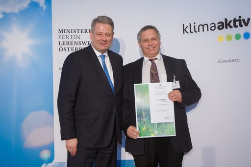 Bundesminister Andrä Rupprechter mit Thomas
Fuhrmann (SHEQ-Manager, Henkel CEE)
