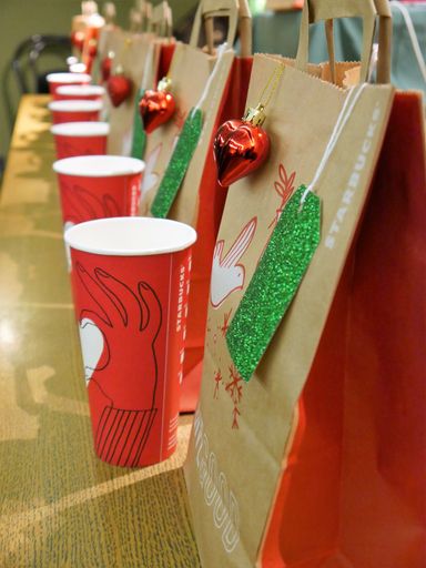 Vorschau Bild von Stricken für den guten Zweck - Starbucks lud im
Zuge der Red Cup Charity-Aktion „Give Good“ auch andere zum
Mithelfen ein – und verknüpft damit die unterschiedlichen
Communities der Stadt.