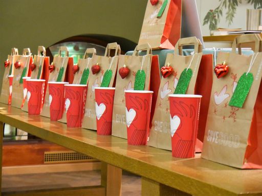 Vorschau Bild von Stricken für den guten Zweck - Starbucks lud im
Zuge der Red Cup Charity-Aktion „Give Good“ auch andere zum
Mithelfen ein – und verknüpft damit die unterschiedlichen
Communities der Stadt.