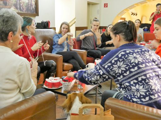 Vorschau Bild von Stricken für den guten Zweck - Starbucks lud im
Zuge der Red Cup Charity-Aktion „Give Good“ auch andere zum
Mithelfen ein – und verknüpft damit die unterschiedlichen
Communities der Stadt.