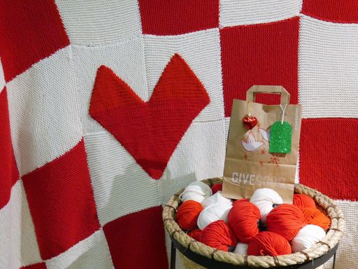 Vorschau Bild von Stricken für den guten Zweck - Starbucks lud im
Zuge der Red Cup Charity-Aktion „Give Good“ auch andere zum
Mithelfen ein – und verknüpft damit die unterschiedlichen
Communities der Stadt.