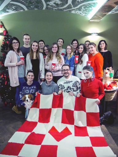 Vorschau Bild von Stricken für den guten Zweck - Starbucks lud im
Zuge der Red Cup Charity-Aktion „Give Good“ auch andere zum
Mithelfen ein – und verknüpft damit die unterschiedlichen
Communities der Stadt.