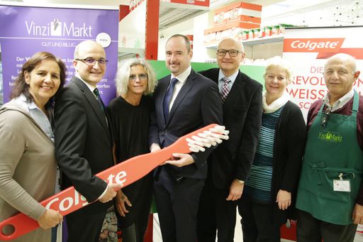 Vorschau Bild von Im Bild v.l.n.r.: E. Vana-Rolles, Moderatorin, MR
Dr. Th. Horejs, Präsident der Österreichischen Zahnärztekammer, A.
Proksch, VinziMarkt, U. Gröger, Colgate-Palmolive GmbH, MR DDr. C.
Ratschew, Präsident der Landeszahnärztekammer für Wien, MR Dr. M.
Gredler, Landeszahnärztekammer für Wien, G. Stern, VinziMarkt