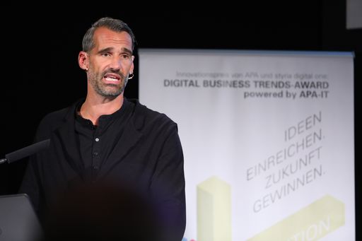 Vorschau Bild von Thomas Schwabl, Geschäftsführer des
Marktforschungsinstituts Marketagent.com, präsentierte im Zuge der
gestrigen DBT-Veranstaltung zum Thema „Smart Living“ die Ergebnisse
der im Auftrag der DBT durchgeführten Umfrage zu „Smart City und
Smart Home“.