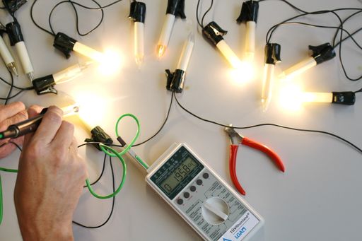 Vorschau Bild von Prüfung von Lichterketten. Foto: TÜV Rheinland /
Weiterer Text über ots und www.presseportal.de/nr/31385 / Die
Verwendung dieses Bildes ist für redaktionelle Zwecke honorarfrei.
Veröffentlichung bitte unter Quellenangabe: "obs/TÜV Rheinland AG"