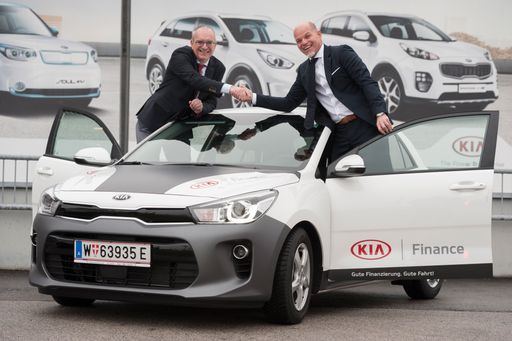 v.l. Bernhard Denk (Managing Director, Kia Austria)
und Michael Schwaiger (Commercial Director Auto Business, Santander
Consumer Bank)