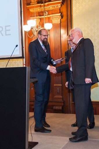 Überreichung des OVE-Awards an Ing. Josef Witke (r.),
Bundesinnungsmeister i.R., durch Dipl.-Ing. Christian Gabriel (l.),
Leiter des Bereichs Normung im OVE, und Dipl.-Ing. Peter Reichel,
OVE-Generalsekretär (M.)