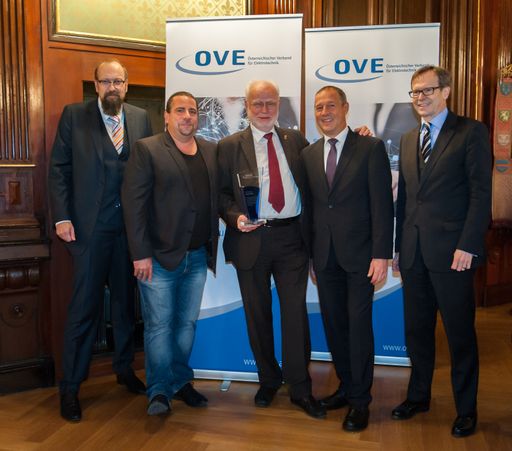 Vorschau Bild von Dipl.-Ing. Christian Gabriel, Leiter des Bereichs Normung im OVE,
Christian Bräuer, Bundesinnungsmeister-Stellvertreter, Ing. Josef
Witke, Bundesinnungsmeister i.R., Ing. Werner Fischer, Präsident des
Österreichischen Nationalkomitees von CENELEC und IEC, Dipl.-Ing.
Peter Reichel, OVE-Generalsekretär (v.l.)