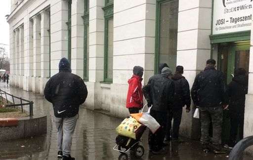  ... Speziell die Frage, wo man an kalten
Wintertagen eine warme Mahlzeit und ein Dach über dem Kopf bekommt,
wird zur Überlebensfrage....
