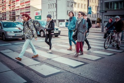 Vorschau Bild von "Das Interesse und das Gespräch mit den Gästen
bestärkt uns jedes Mal aufs Neue den manchmal beschwerlichen Weg
zurück in eine geregelte Existenz zu gehen. Die menschliche Wärme,
das Mitgefühl und die Achtsamkeit, die uns so durch die Gäste
entgegengebracht werden – das fühlt sich dann wie Weihnachten an“