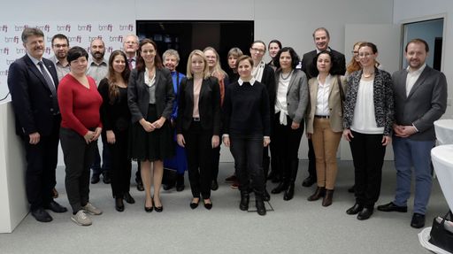  Bundesministerin Sophie Karmasin mit den
Vertreterinnen und Vertretern des Familienpolitischen Beirates.