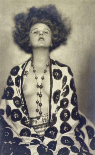 Vorschau Bild von MADAME D’ORA (DORA PHILIPPINE KALLMUS), Elsie
Altmann-Loos, 1922 © Photoarchiv
Setzer-Tschiedel/IMAGNO/picturedesk.com | Foto: Photoarchiv
Setzer-Tschiedel/IMAGNO/picturedesk.com