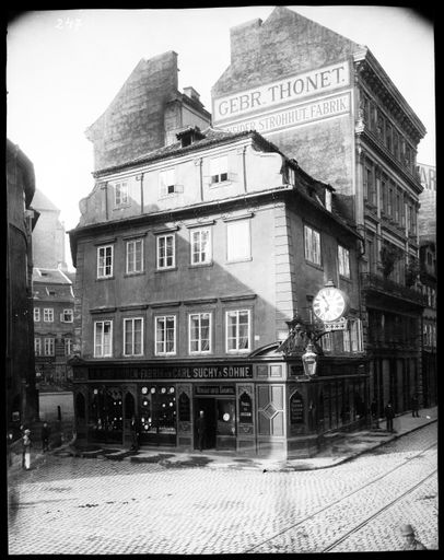 Vorschau Bild von Carl Suchy & Söhne's Niederlassung am Prager
Wenzelsplatz. Der Gründer und Namensgeber des Unternehmens steht im
Türrahmen.