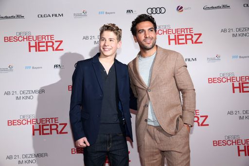 Vorschau Bild von MÜNCHEN - Philip Noah Schwarz und Elyas M'Barek bei
der Weltpremiere von DIESES BESCHEURTE HERZ in München am 11.
Dezember 2017 im Mathäser Filmpalast. © 2017 Constantin Film Verleih
GmbH / Weiterer Text über ots und www.presseportal.de/nr/12946 / Die
Verwendung dieses Bildes ist für redaktionelle Zwecke honorarfrei.
Veröffentlichung bitte unter Quellenangabe: "obs/Constantin
Film/Gisela Schober/Getty Images"