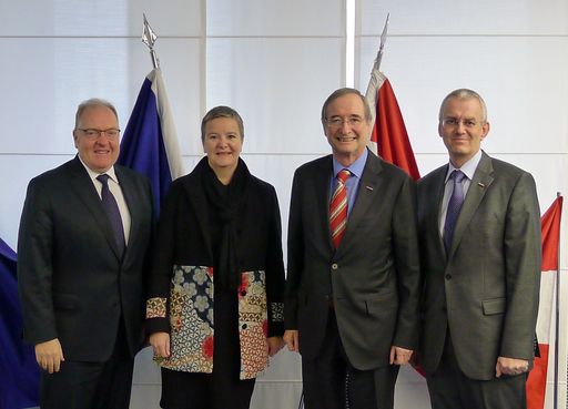  v.l.n.r.: Helmut Bernkopf, Angelika Sommer-Hemetsberger, beide
Vorstand OeKB, Christoph Leitl, Präsident WKÖ; Herwig Höllinger,
Generalsekretär-Stellvertreter WKÖ