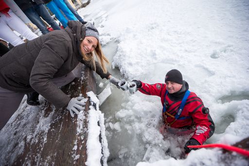  https://www.apa-fotoservice.at/galerie/11482 Beim Hinübergehen
vom Jägerwirt zur Halbinsel hat das Eis gehalten. Es war sehr
matschig, aber kein Problem für den Mutigen. Somit ist die Eiswette
eigentlich gewonnen. Beim Zurückgehen ist der Feuerwehrmann kurz vor
dem Bootssteg eingebrochen. Da er aber einen Trockenanzug anhatte,
gab es sogar noch einen Glühwein im Eiswasser. Beim Hinübergehen vom
Jägerwirt zur Halbinsel hat das Eis gehalten. Es war sehr matschig,
aber kein Problem für den Mutigen. Somit ist die Eiswette eigentlich
gewonnen. Beim Zurückgehen ist der Feuerwehrmann kurz vor dem
Bootssteg eingebrochen. Da er aber einen Trockenanzug anhatte, gab
es sogar noch einen Glühwein im Eiswasser.