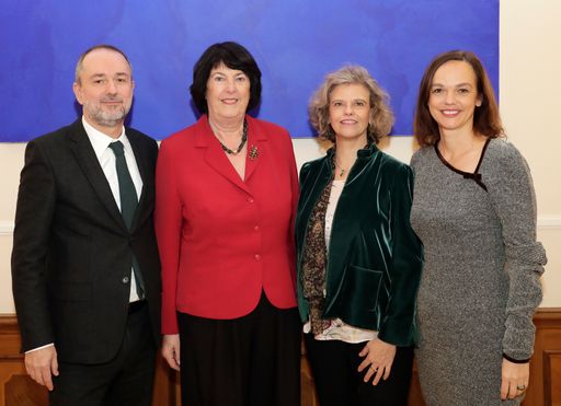 Ministerin Sonja Hammerschmid und Minster Thomas Drozda
gratulieren Sabine Haag zur Wahl als Präsidentin der
Österreichischen UNESCO-Kommission und bedanken sich bei Eva Nowotny
für die geleistete Arbeit.