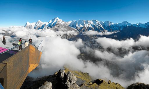 Vorschau Bild von Schilthorn - Skyline Walk: Die Plattform führt über
den Abgrund und gibt den Blick auf das beeindruckende Panorama frei.
