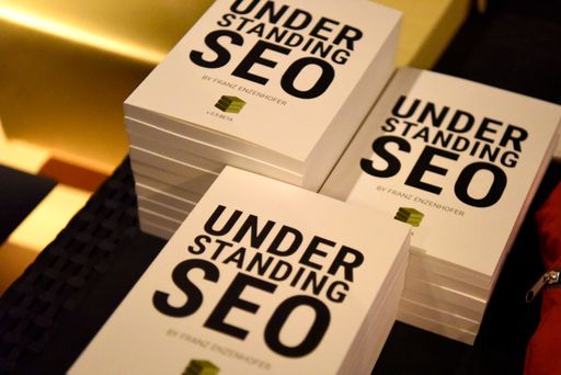 "Understanding SEO by Franz Enzenhofer" auf Tisch
aufgelegt!