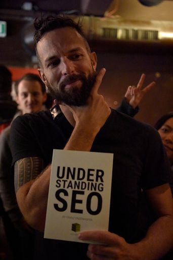 Vorschau Bild von Franz Enzenhofer beim Book Launch Event zu seinem
neuen Buch "Understanding SEO" mit Gästen die eine eindeutig gute
Zeit habe!