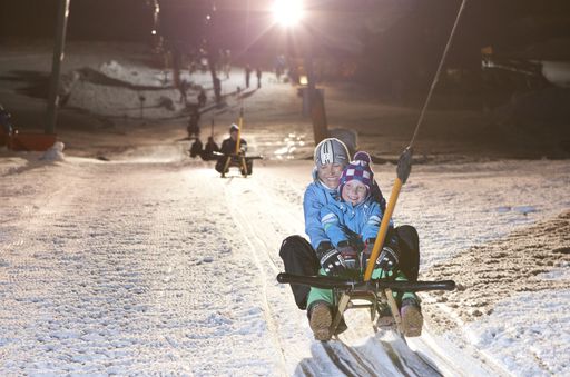 Vorschau Bild von Auf den TÜV-zertifizierten Spezialrodeln ist der
Aufstieg kinderleicht!