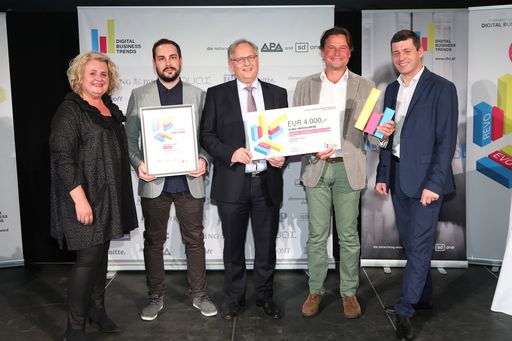 Vorschau Bild von Im Bild die Sieger der Kategorie Evolution mit dem
Sponsor und den Initiatoren der Digital Business Trends v.l.n.r.:
Barbara Rauchwarter (APA - Austria Presse Agentur), Andreas Scharf
(LINEAPP CAST), Alexander Falchetto (APA-IT), Andreas Kränkl
(LINEAPP CAST), Alexis Johann (styria digital one).