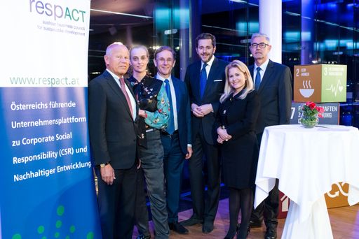 Österreichs Top-Unternehmer feiern ihr Engagement
für Wirtschaft und Gesellschaft. Die österreichische
Unternehmensplattform für verantwortungsvolle Unternehmensführung
und Nachhaltige Entwicklung respACT lud Mittwochabend langjährige
WegbegleiterInnen zu einem festlichen Dinner in die Skylounge der
Wirtschaftskammer Österreich.