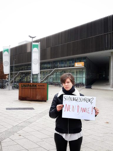 Wiebke Fischbach, Vorsitzende der ÖH Uni Salzburg, protestiert
gegen Studiengebühren